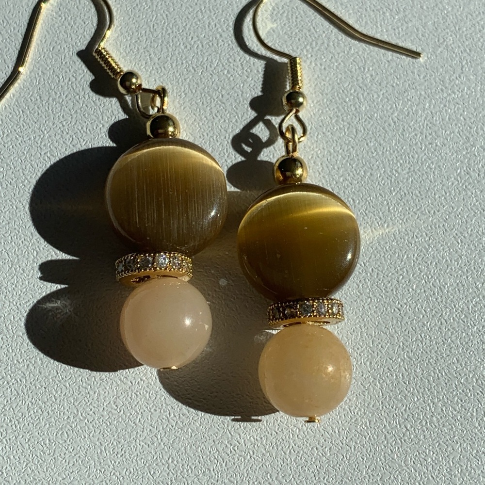 Elegant Gold and Cream Beaded Earrings Made from Agate and Jade Stones - Picture 4 of 7